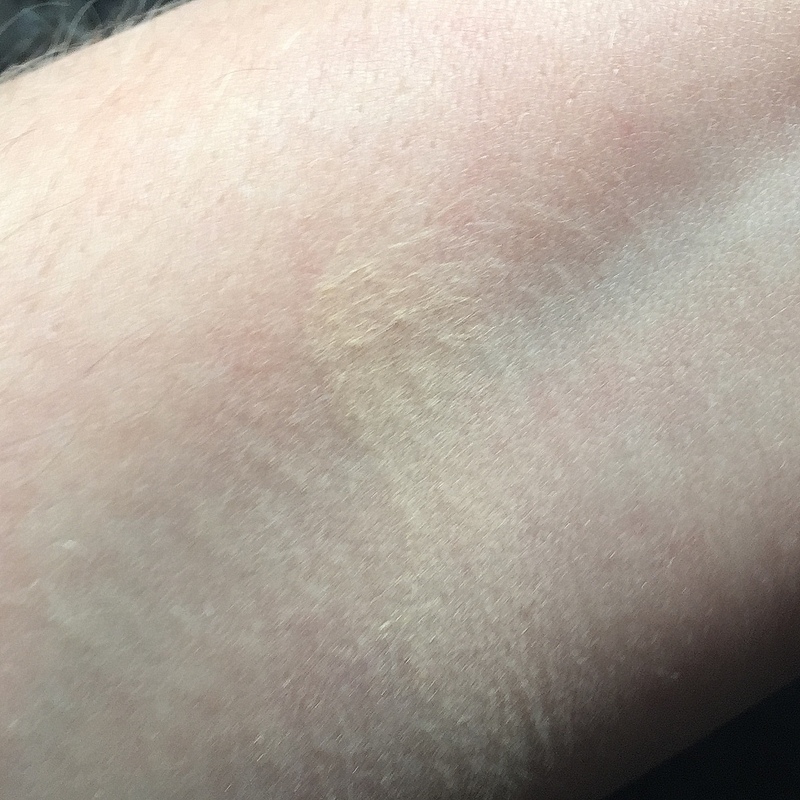 BAREMINERALS Blemish Remedy Puder Foundation Swatch Clearly Pearl verblendet - Highendlove