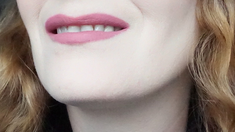 KYLIE Matte Liquid Lipstick & Lip Liner Swatch - Highendlove KYLIE Matte Liquid Lipstick & Lip Liner Poesie K - Highendlove